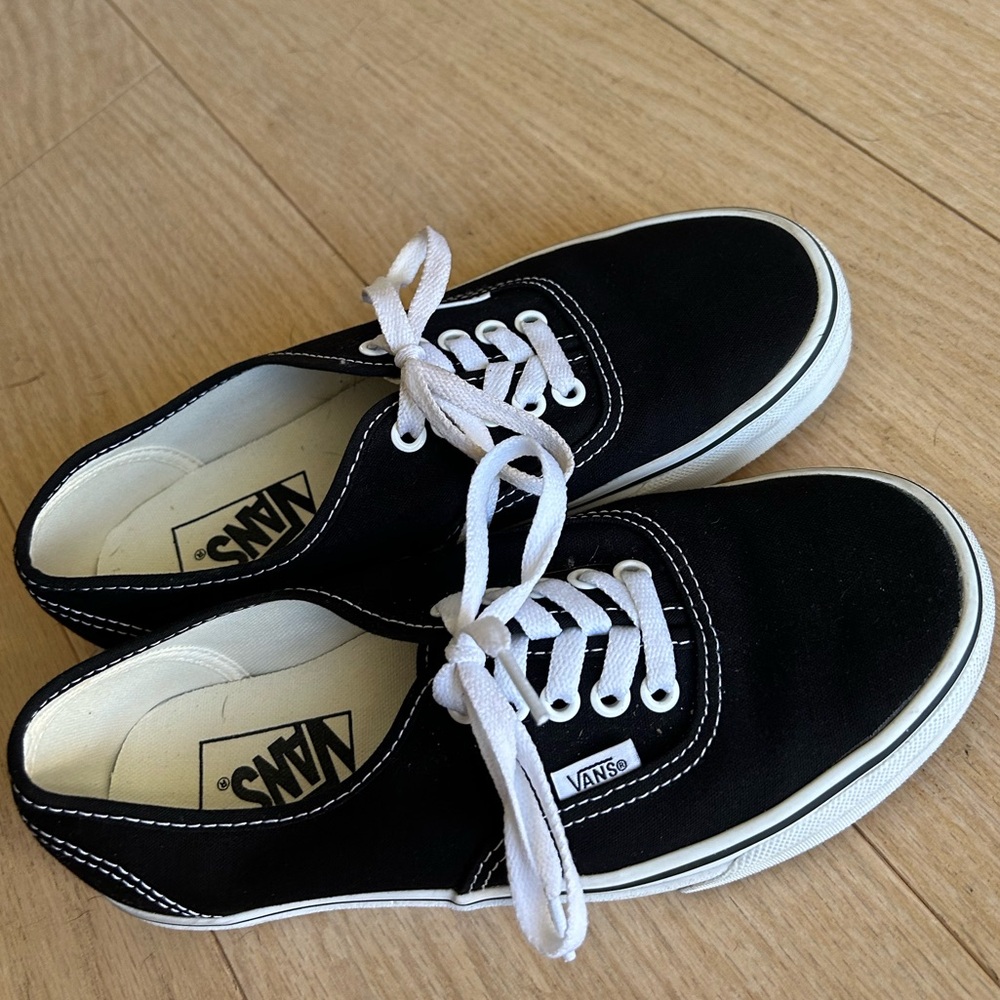 Vans Authentic sneaker in black 🖤 Size 8 women’s